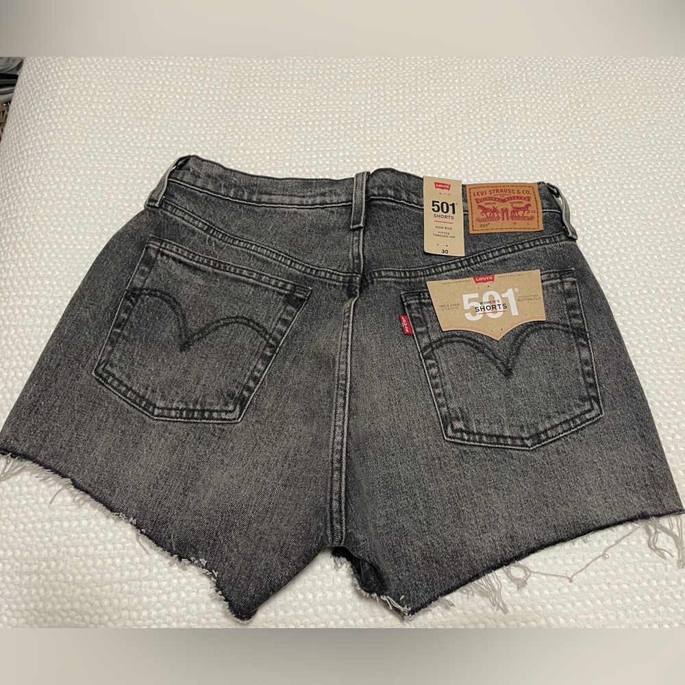 Levi hi rise 501’s in black, size 30, tags still attached/never worn